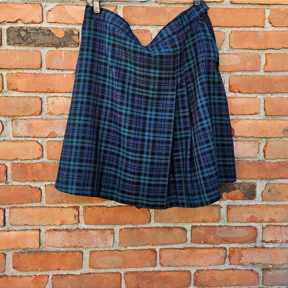 New Flynn O'Hara Green Multicolored Plaid Academia Skirt. - Picture 2 of 16